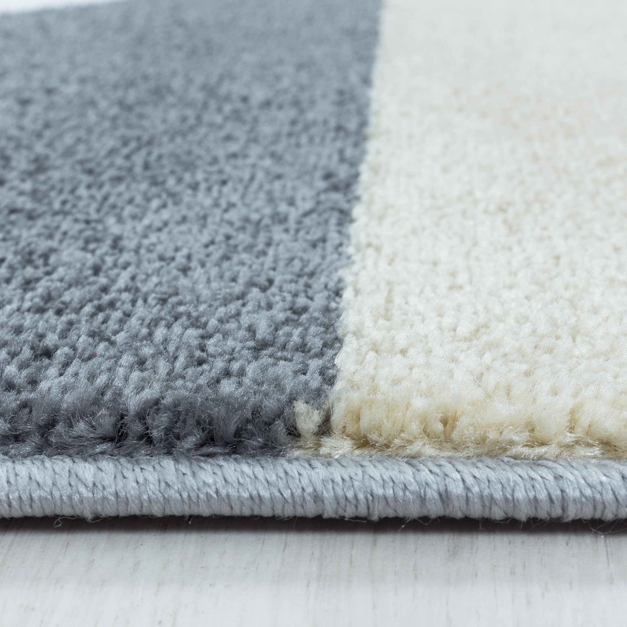 Kurzflor-Teppich fürs Wohnzimmer im moderen Stil