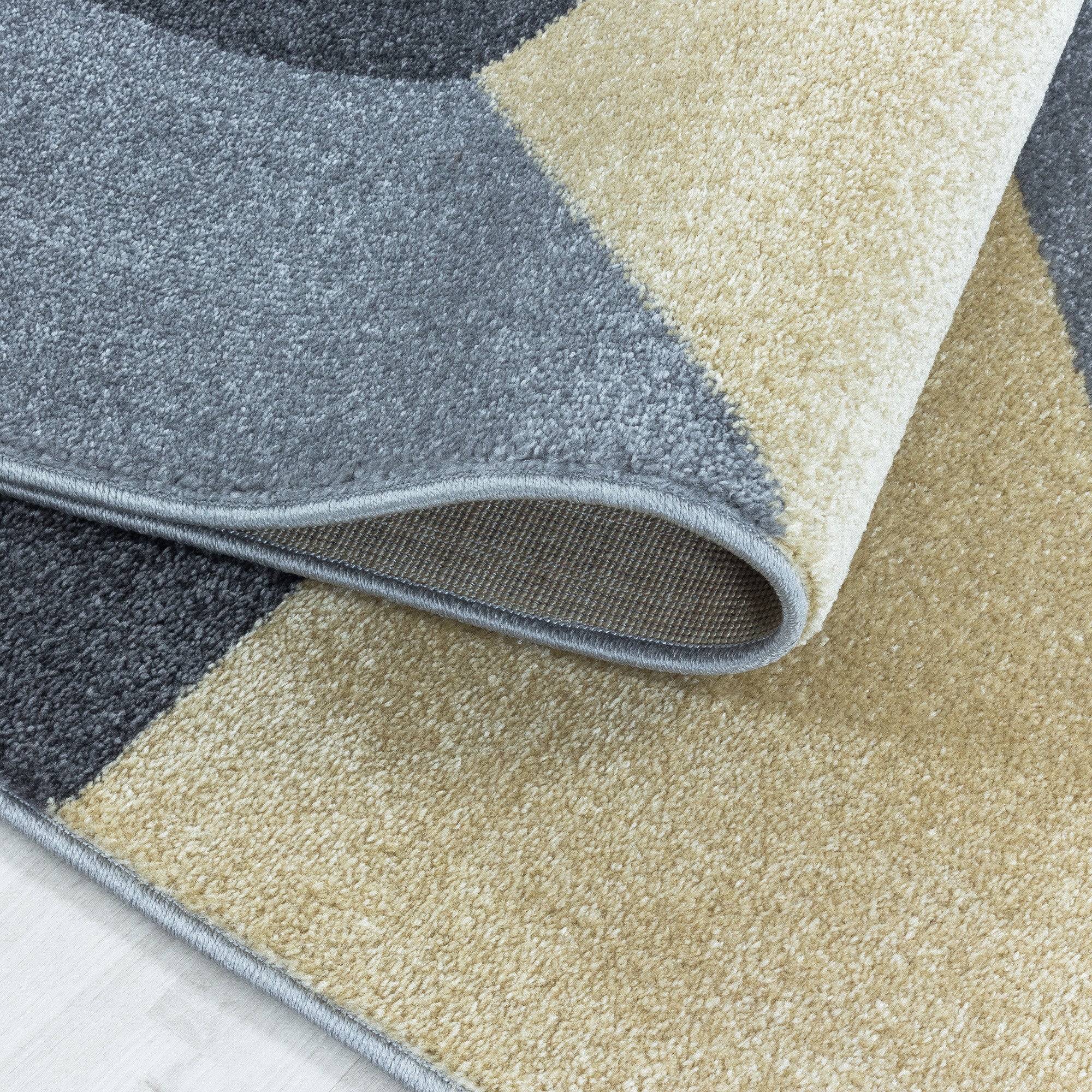 Kurzflor-Teppich fürs Wohnzimmer im moderen Stil