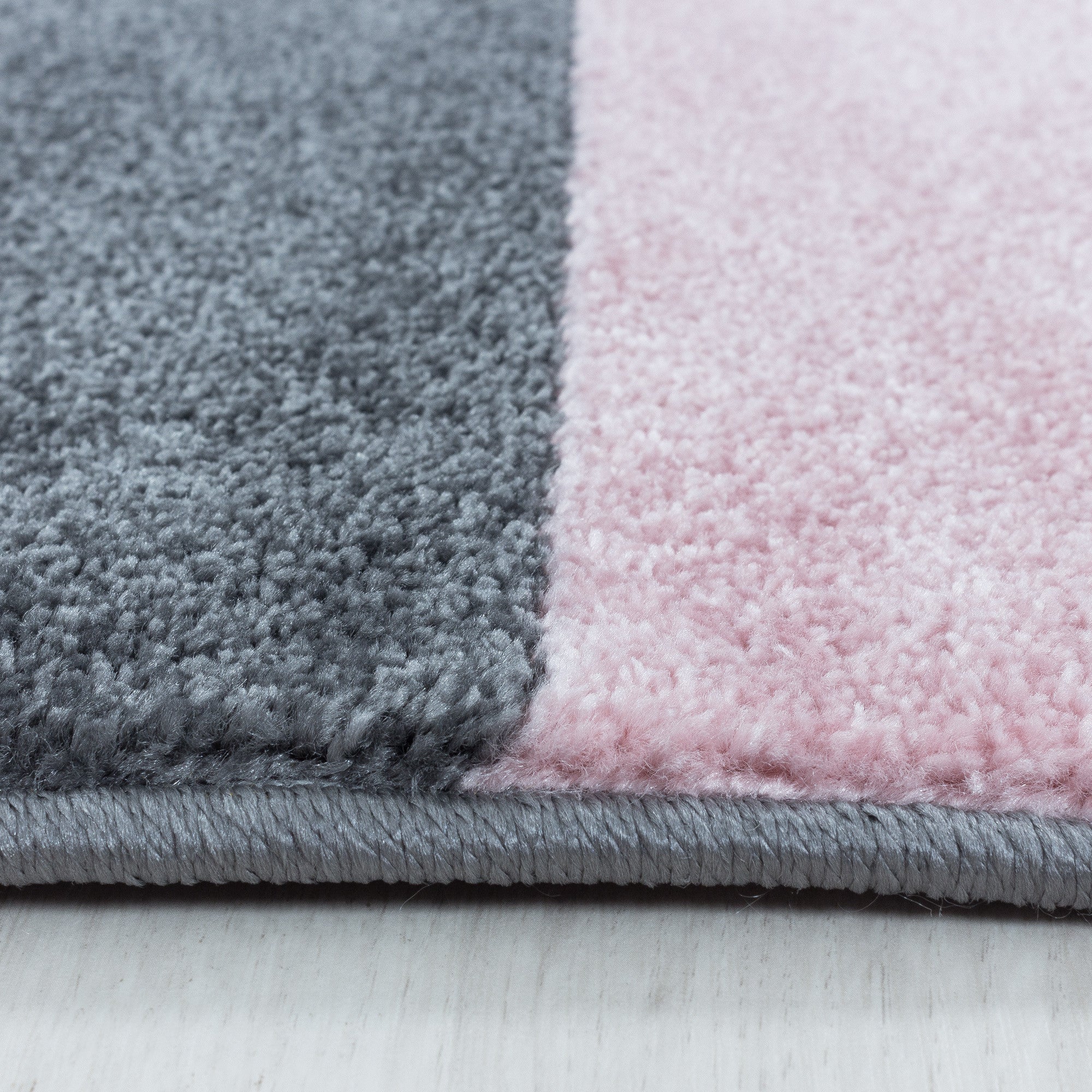 Kurzflor-Teppich fürs Wohnzimmer im moderen Stil