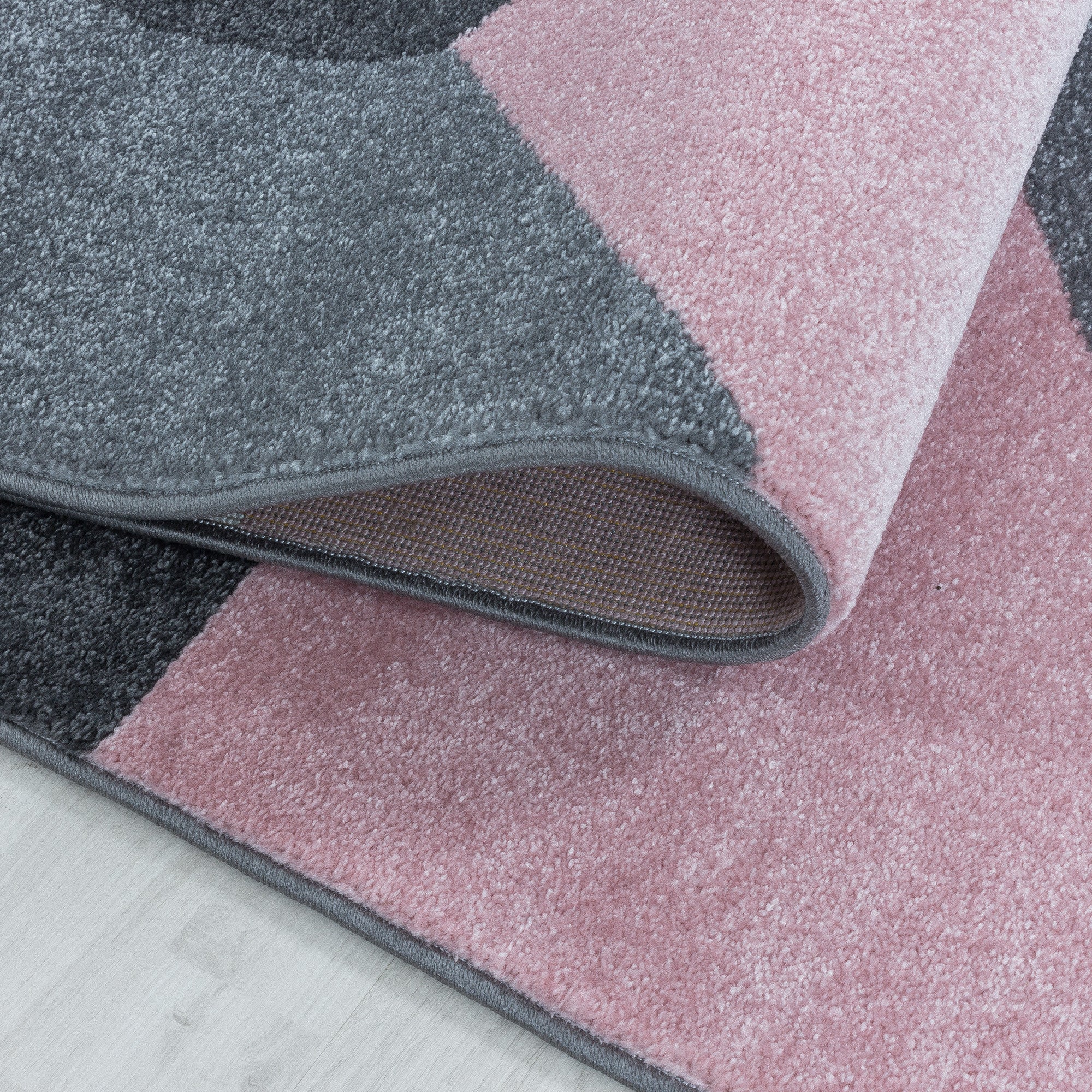 Kurzflor-Teppich fürs Wohnzimmer im moderen Stil
