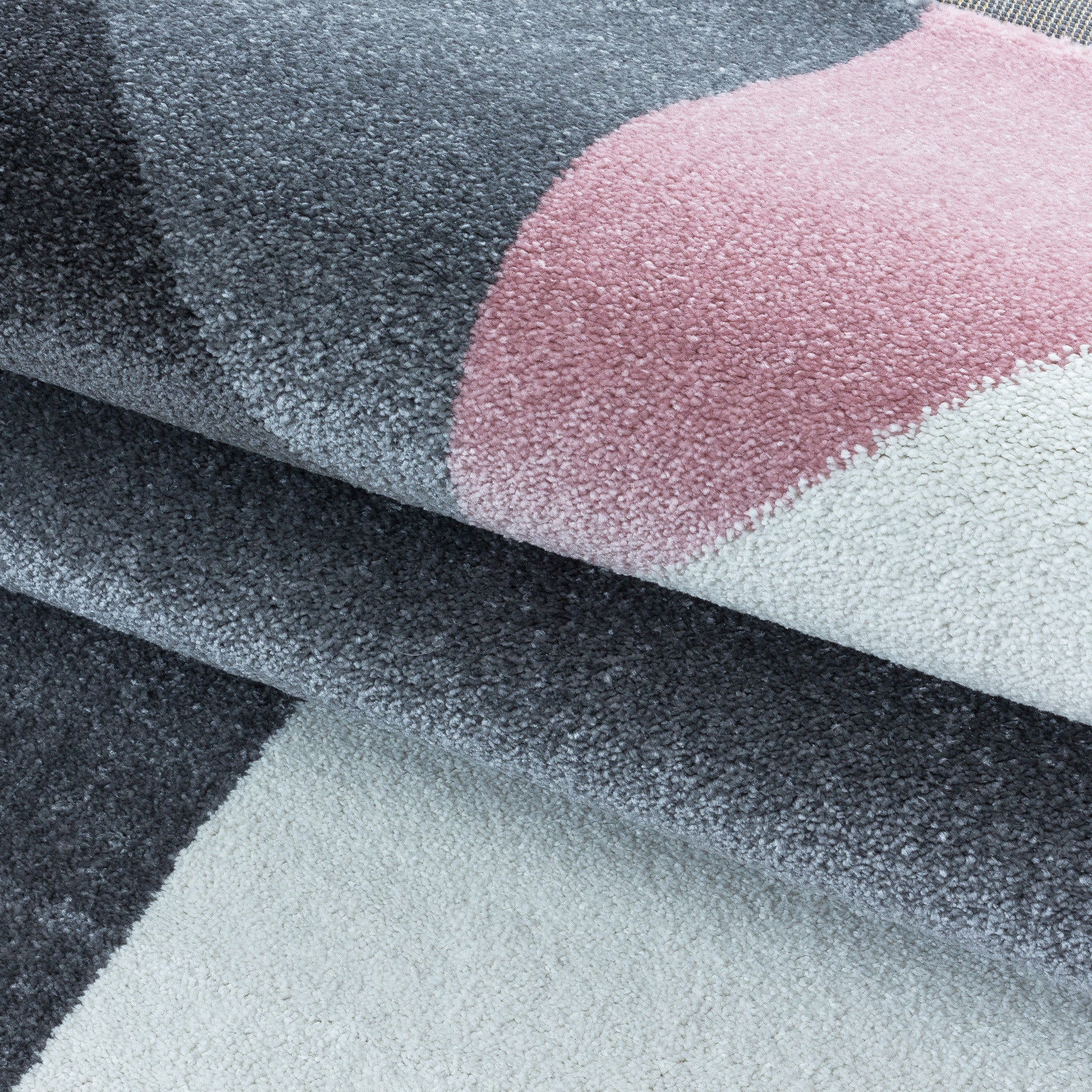 Kurzflor-Teppich fürs Wohnzimmer im moderen Stil