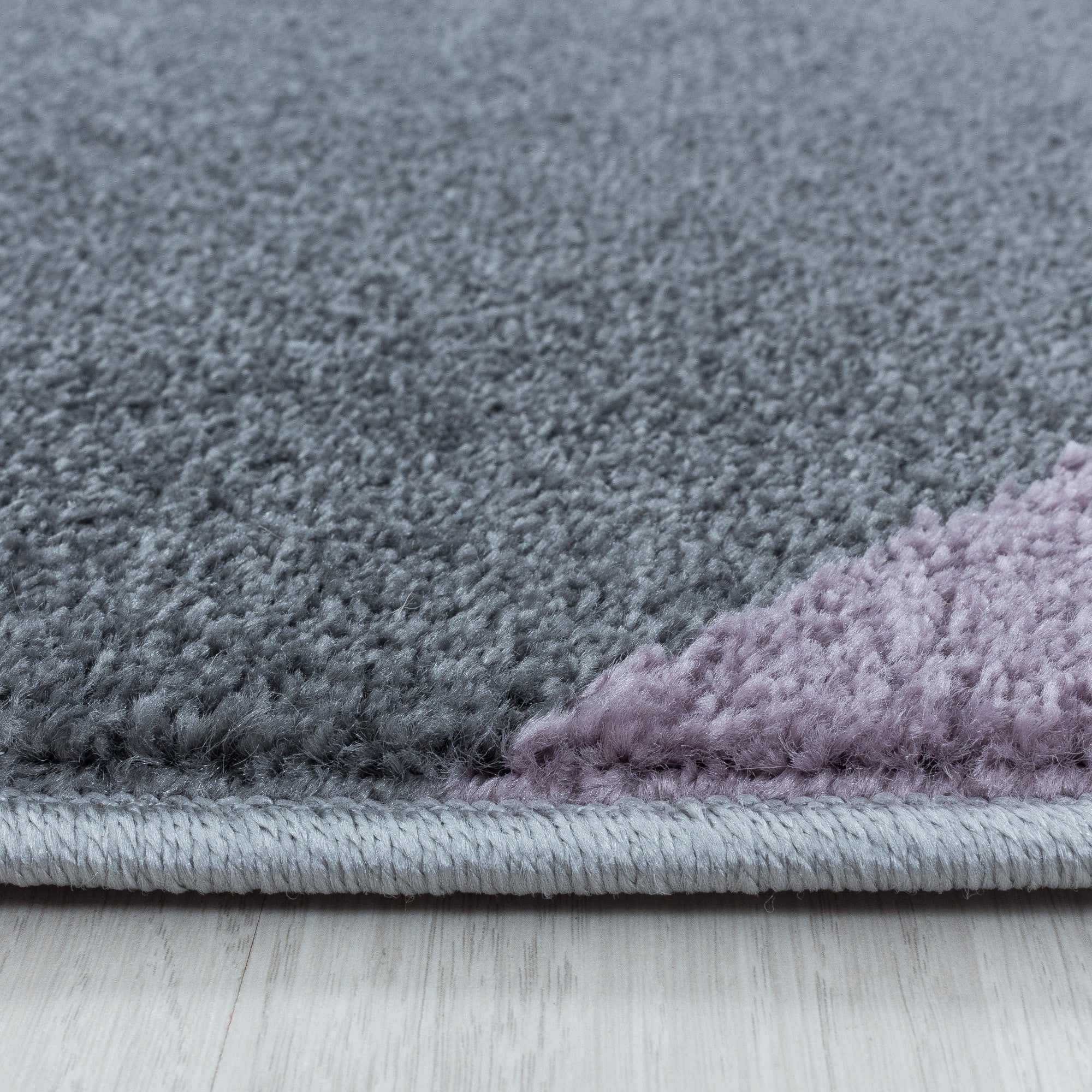 Kurzflor-Teppich fürs Wohnzimmer im moderen Stil