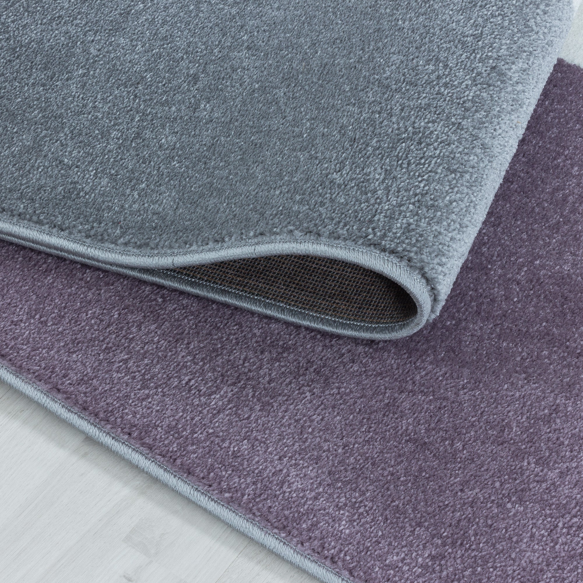 Kurzflor-Teppich fürs Wohnzimmer im moderen Stil