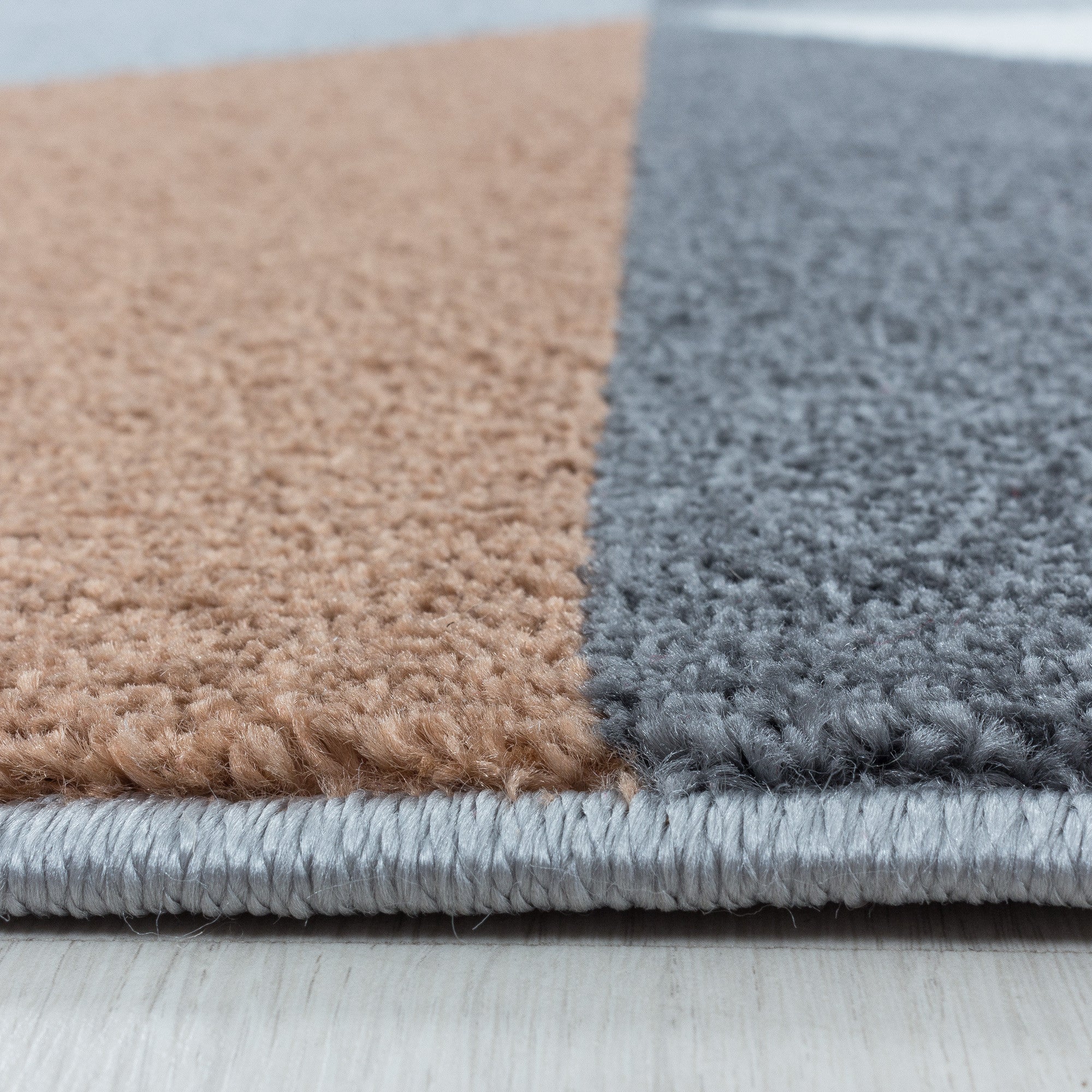 Kurzflor-Teppich fürs Wohnzimmer im moderen Stil