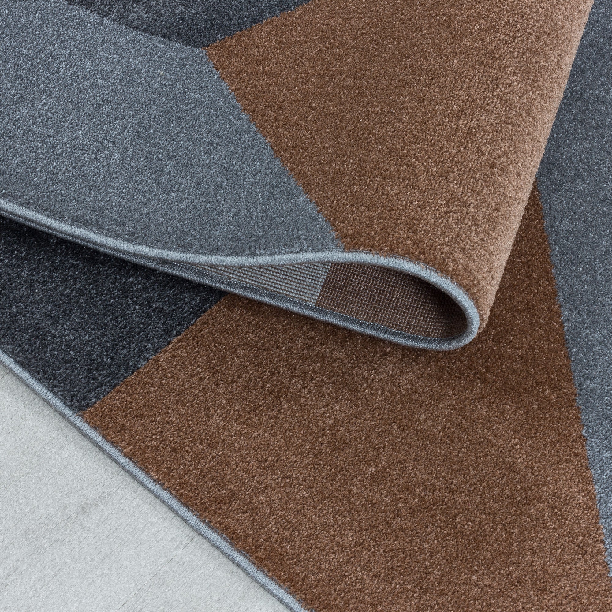 Kurzflor-Teppich fürs Wohnzimmer im moderen Stil