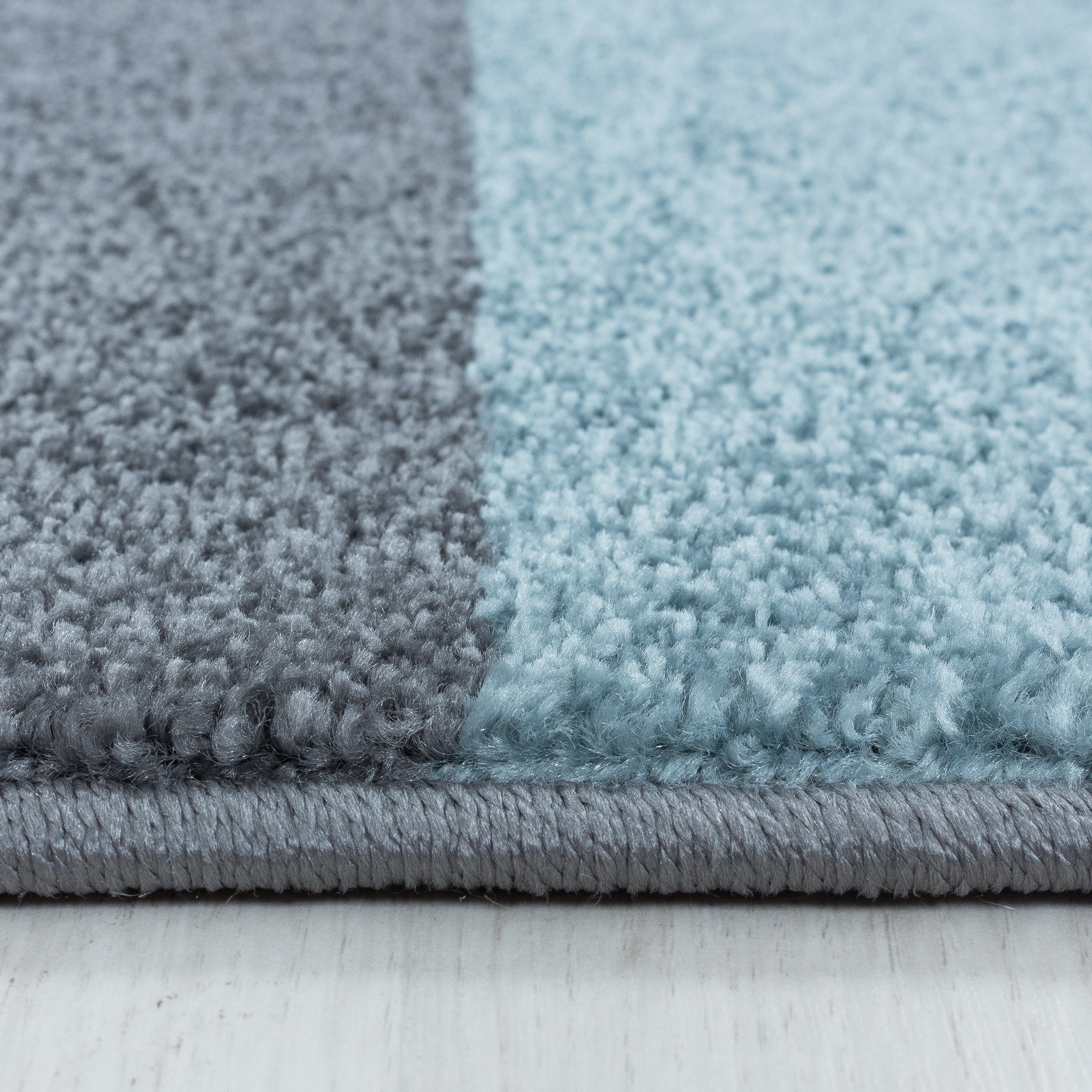 Kurzflor-Teppich fürs Wohnzimmer im moderen Stil