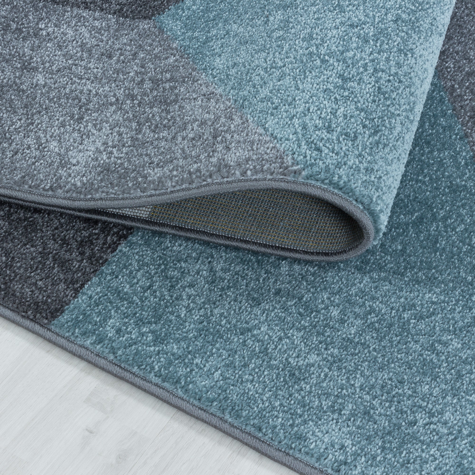 Kurzflor-Teppich fürs Wohnzimmer im moderen Stil
