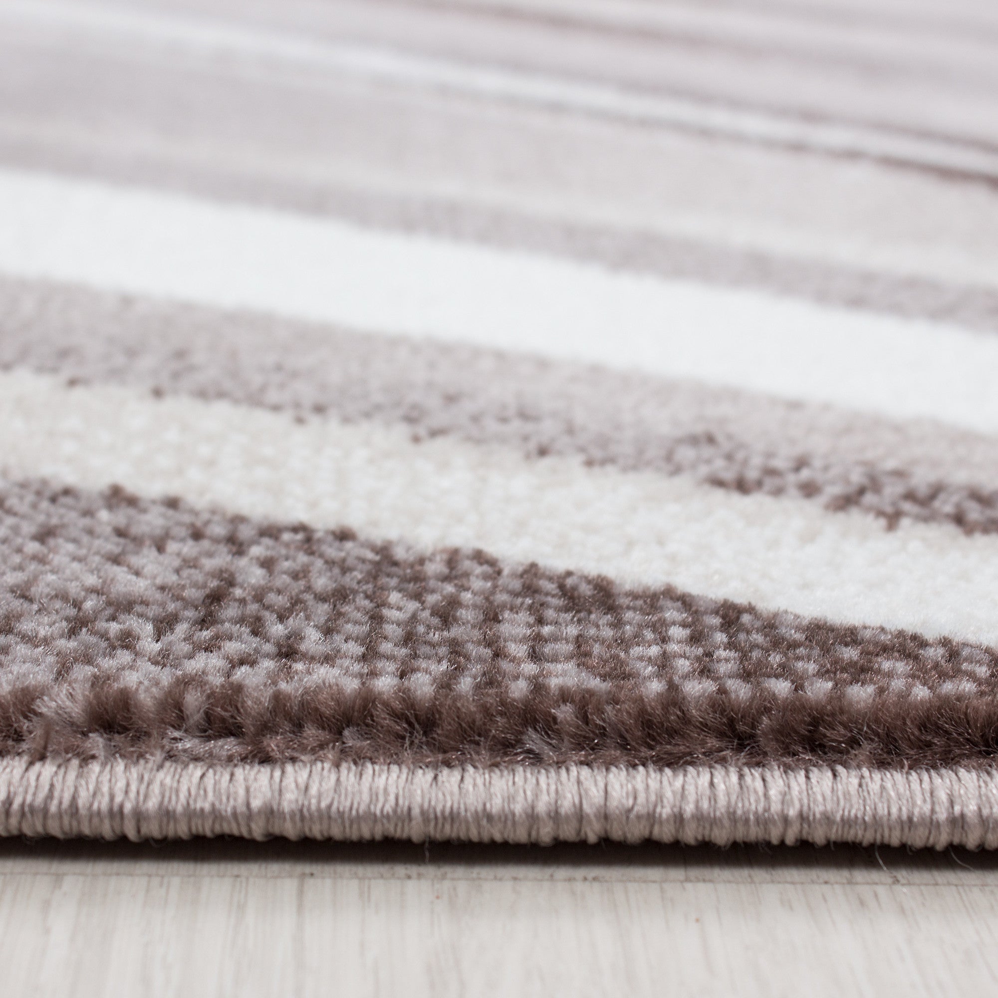 Kurzflor-Teppich in einzigartigem künstlerischem Wellen Design