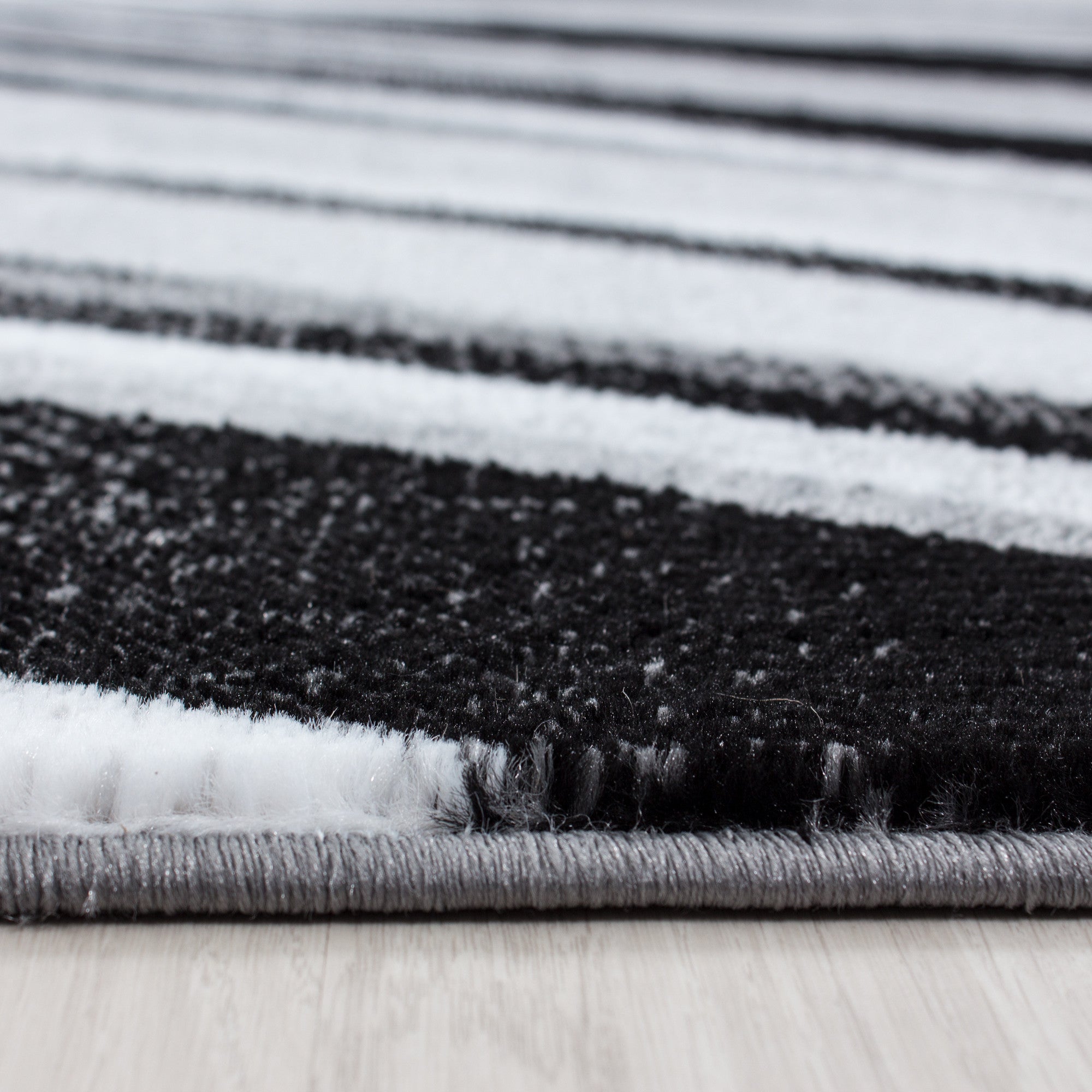 Kurzflor-Teppich in einzigartigem künstlerischem Wellen Design