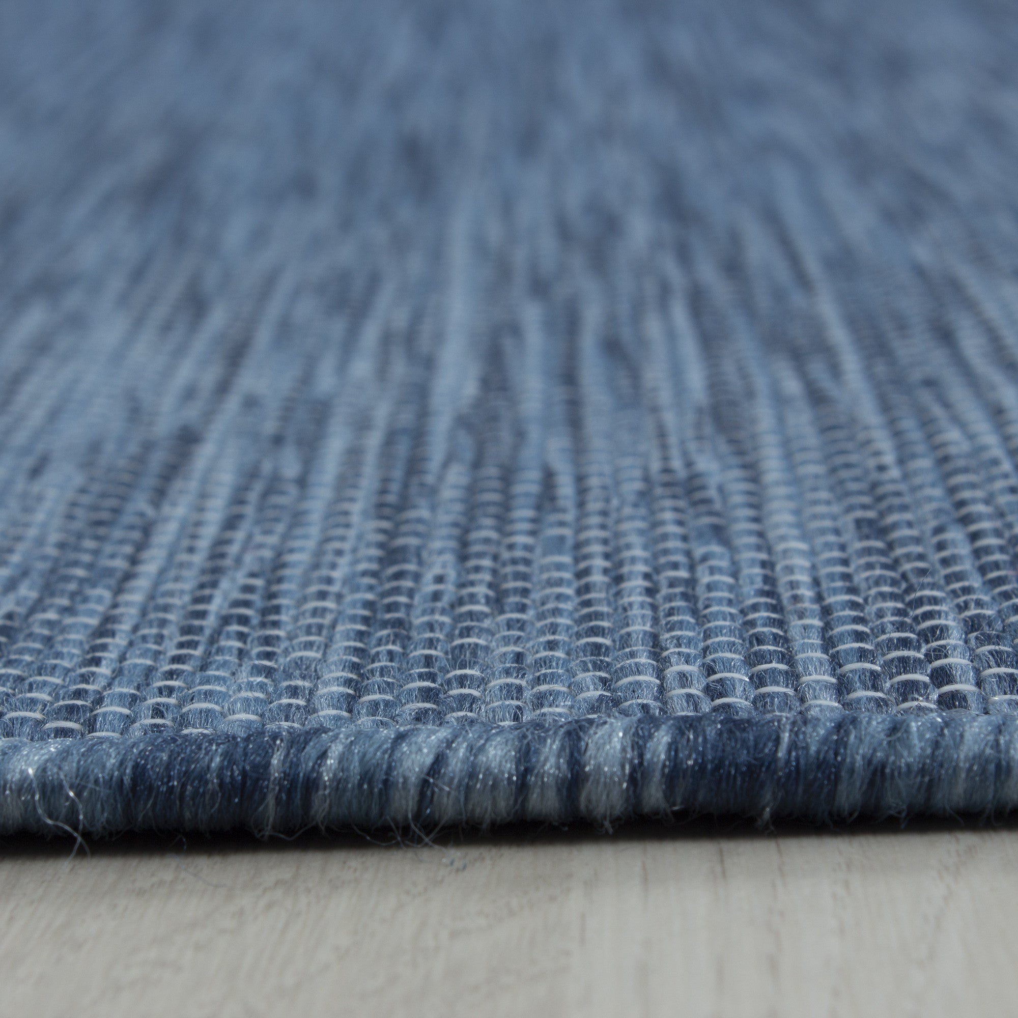 Outdoor-Teppich: rustikal für ländliche Gärten