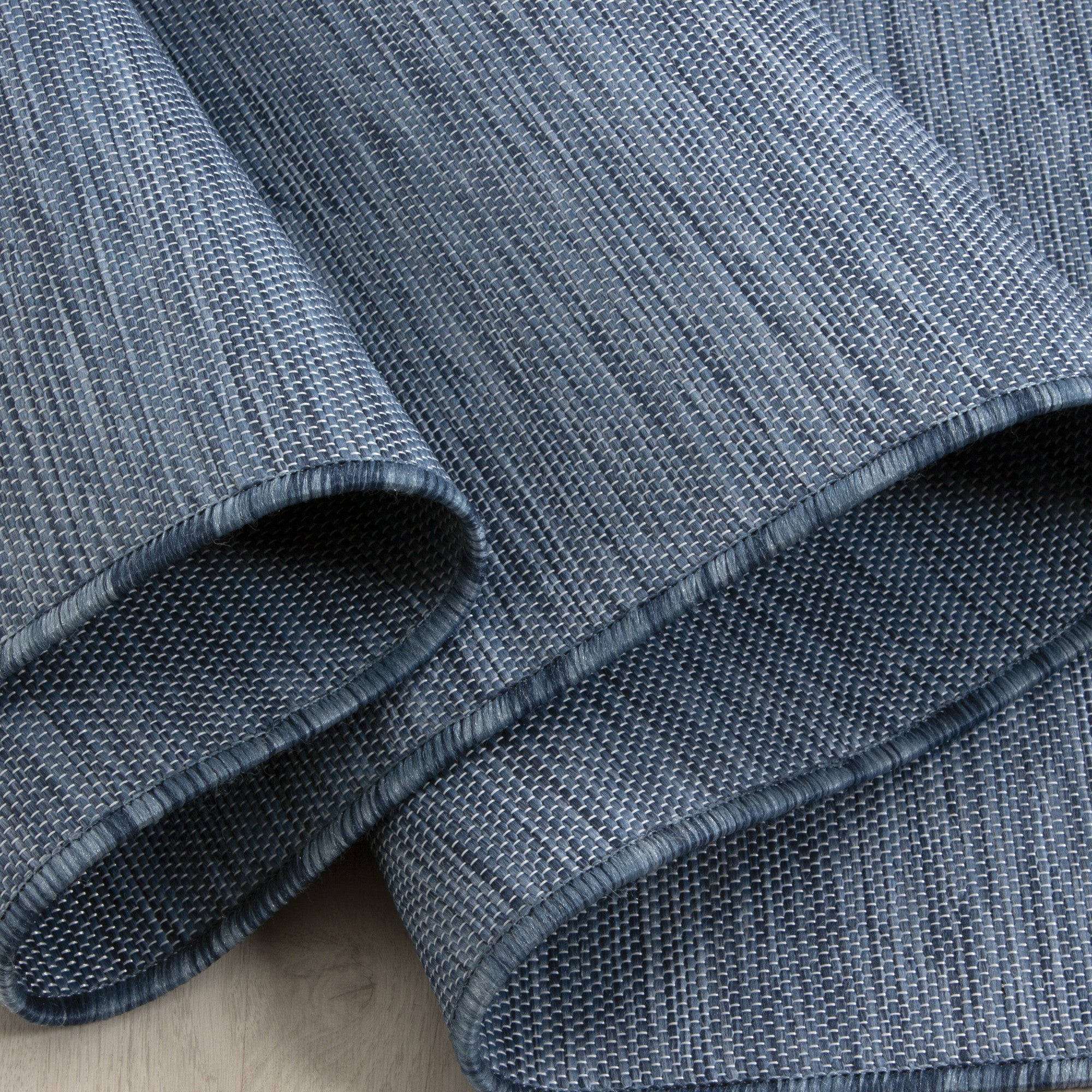 Outdoor-Teppich: rustikal für ländliche Gärten