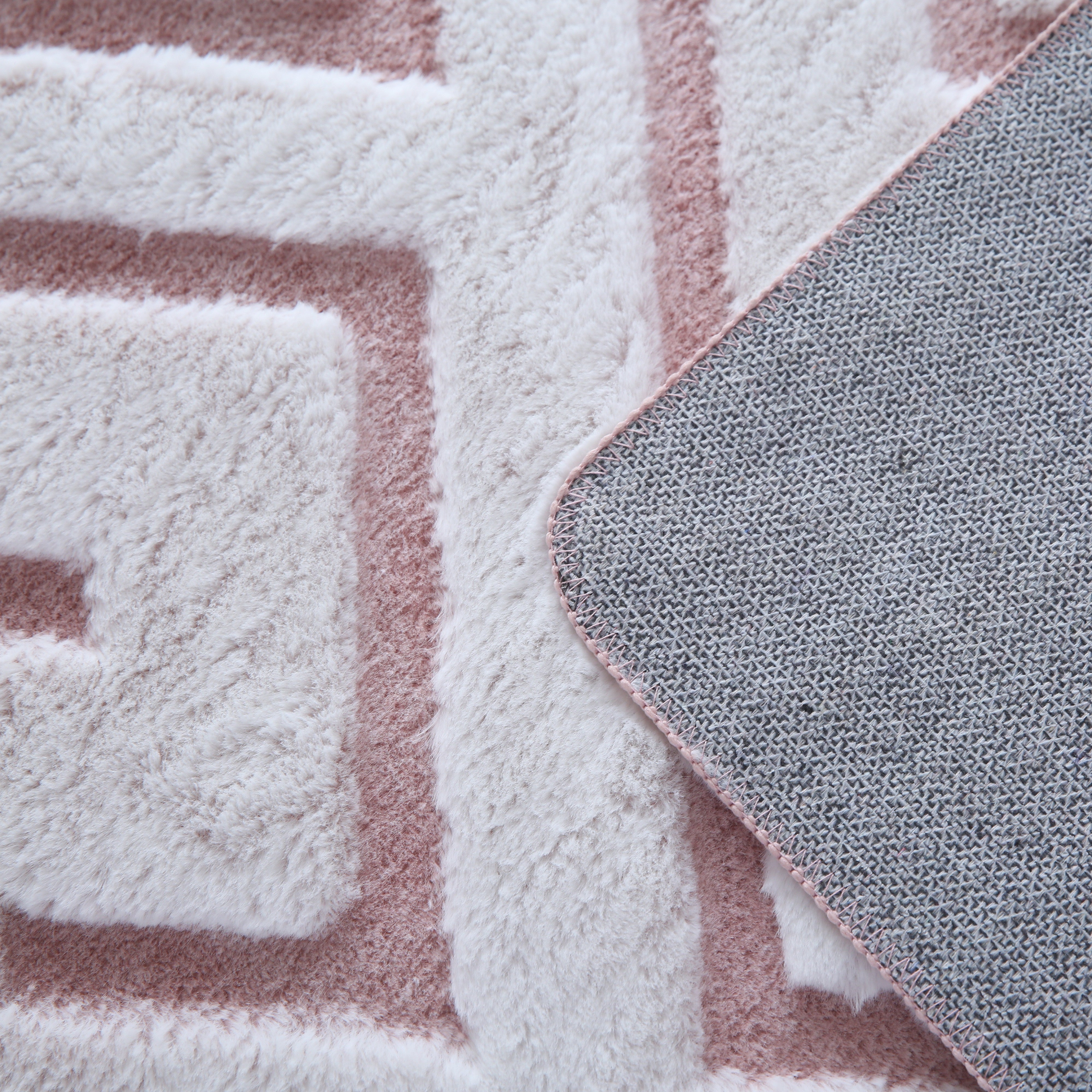 Kurzflor-Teppich im skandinavischen Design: modern und stilvoll