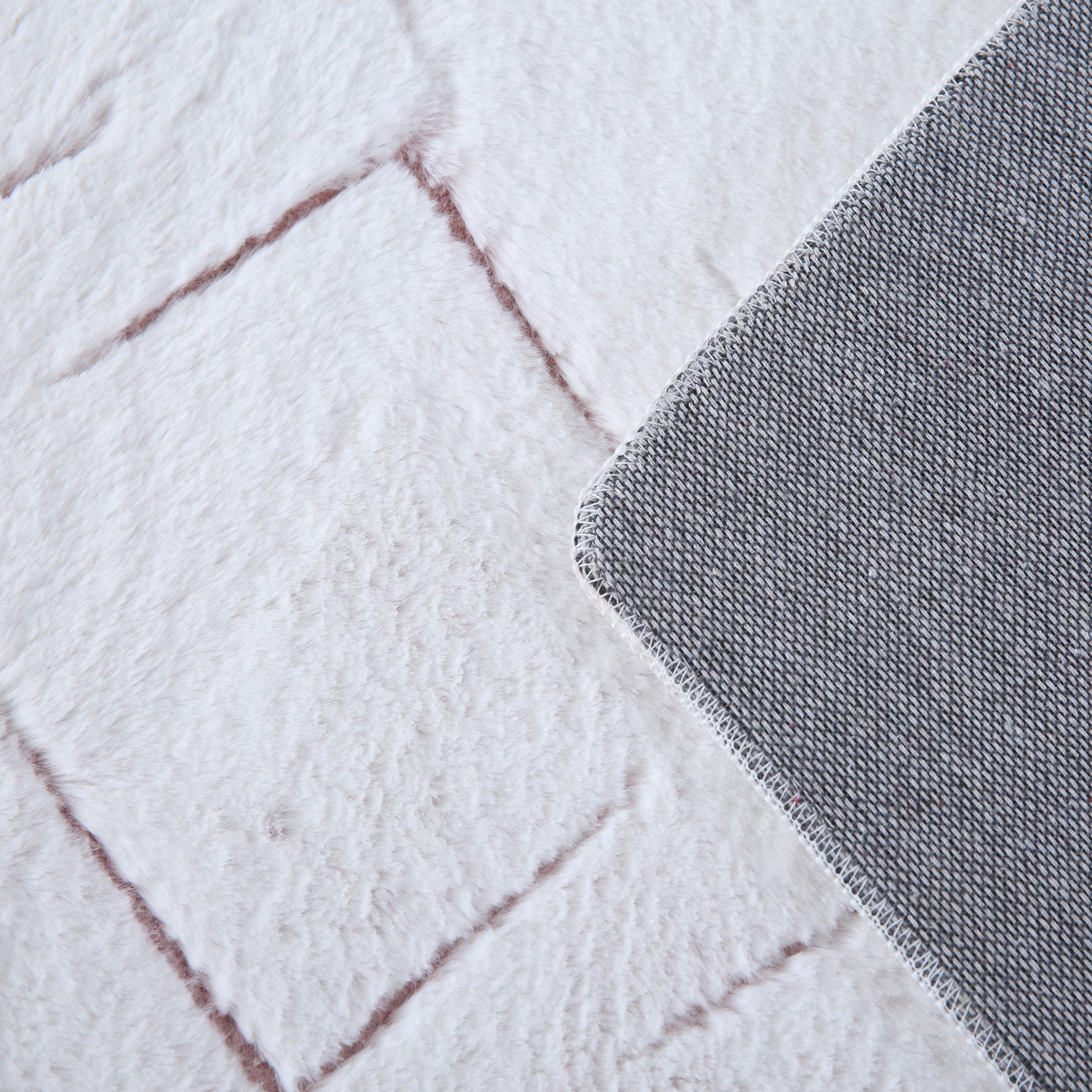 Kurzflor-Teppich im skandinavischen Design: elegant und gemütlich