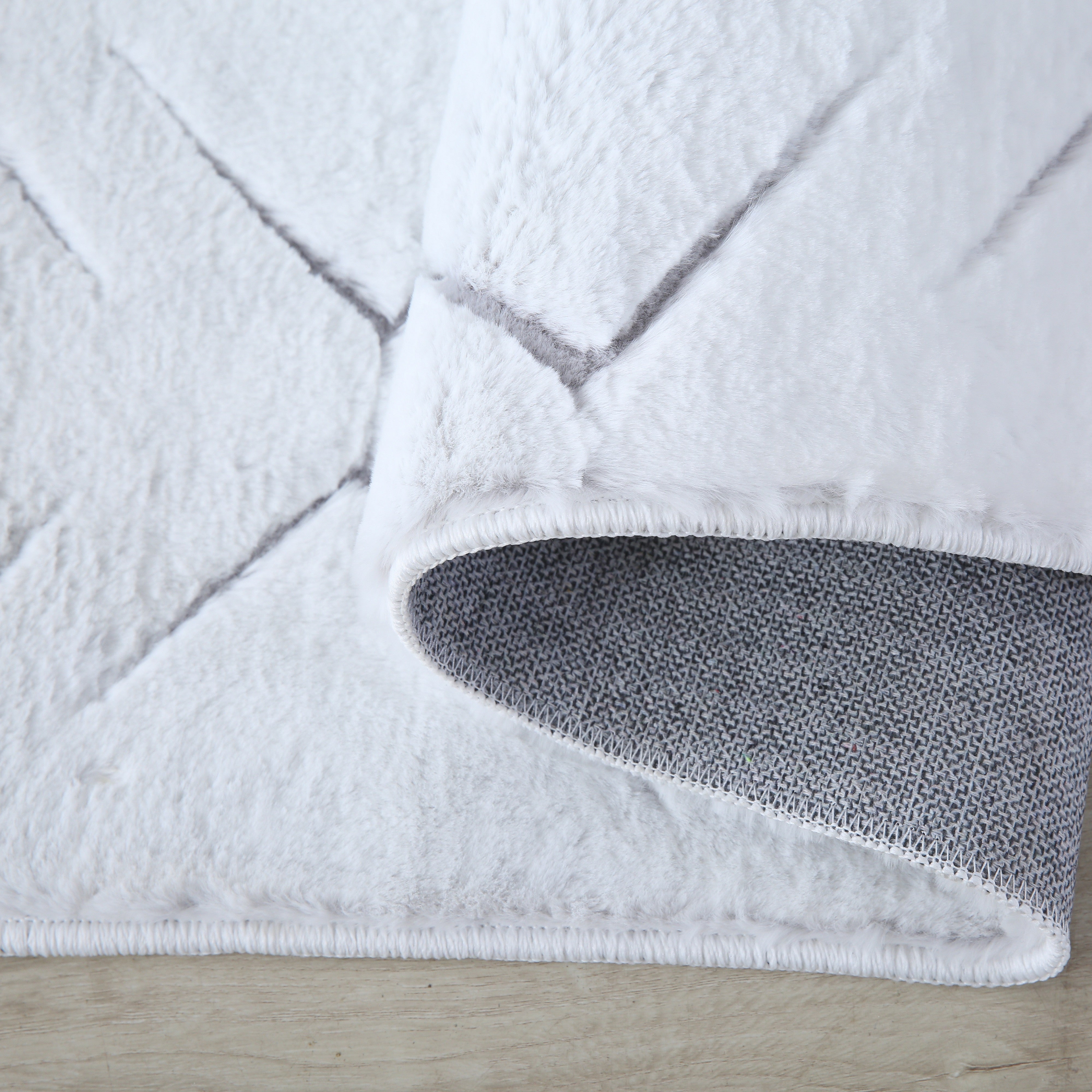 Kurzflor-Teppich im skandinavischen Design: elegant und gemütlich